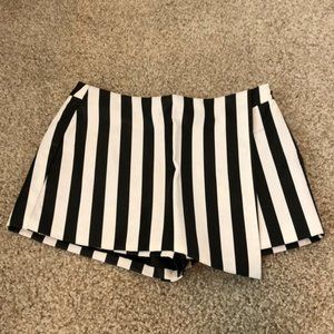 FOREVER 21 STRIPED FAUX LEATHER SHORT SKORT